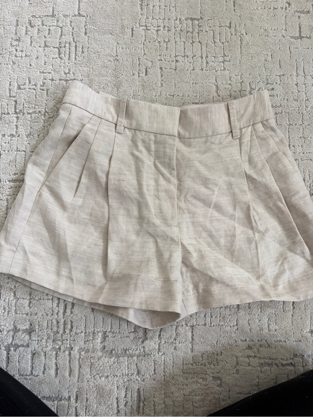 Aritzia Neutral Linen-Blend Women’s Pleated Shorts